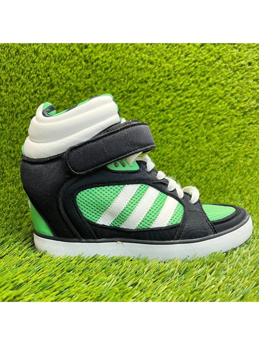 Adidas Amberlight Up Womens Size 7.5 Green Black White Athletic Shoes Sneakers